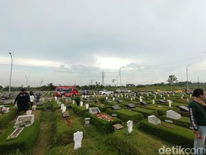 Makam Keputih Surabaya Mulai Ramai Didatangi Peziarah Jelang Ramadan