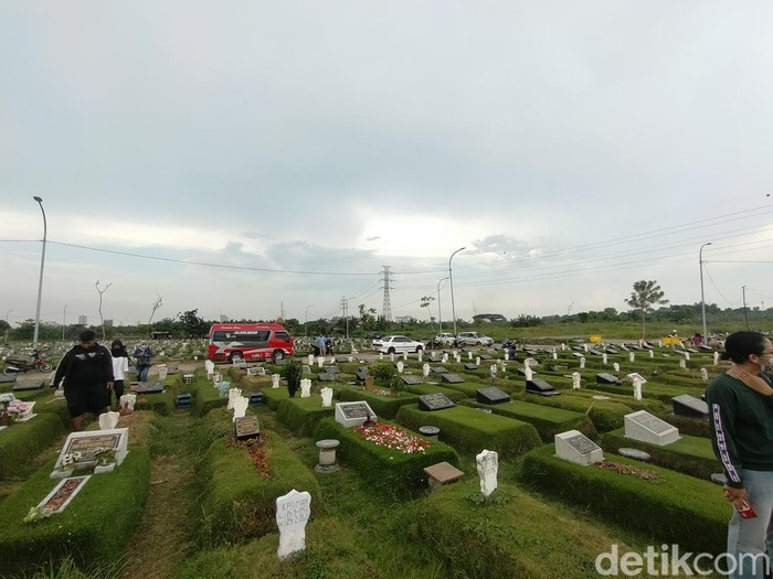TPU Keputih Surabaya mulai ramai didatangi peziarah jelang Ramadan.