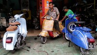 Vespa Super buatan Piaggio, Italia, produksi tahun 1974 tengah diangkat untuk dikirim ke pelanggan di Grobogan Jawa Tengah melalui jasa pengiriman. Ahmad Wahyu Pribadi atau biasa dikenal Waway (38) sang pemilik bengkel Brother Scoot mengatakan Vespa berwarna merah tersebut telah selesai direstorasi selama 1 bulan.