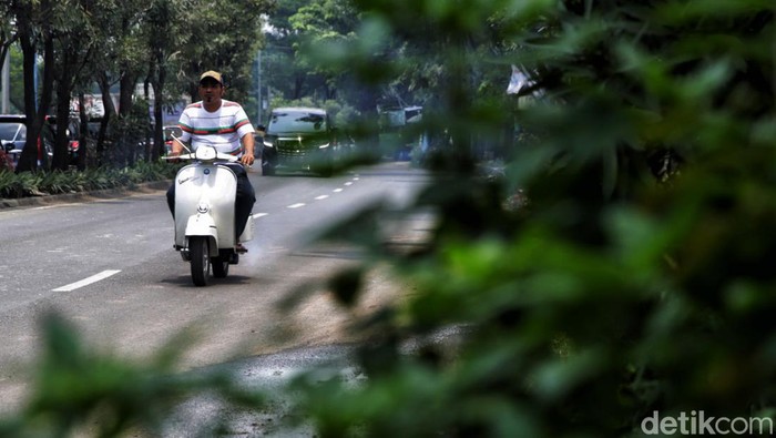 Ini adalah sebuah cerita yang membangkitkan kenangan berbau gaya hidup masa lampau dengan setting kekinian. Restorasi Vespa klasik menjadi semakin asyik.

Vespa tua alias Vespa 2-tak kini kembali diganderungi. Tak sedikit dari mereka pemilik roda dua klasik ini memilih untuk merestorasi kendaraan kesayangannya.