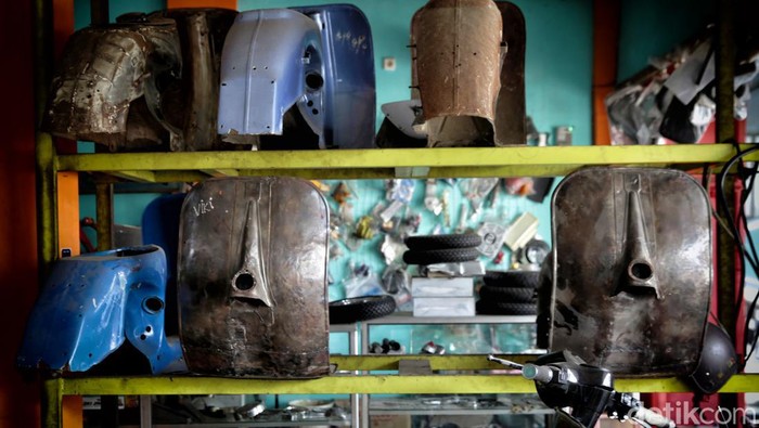 Ini adalah sebuah cerita yang membangkitkan kenangan berbau gaya hidup masa lampau dengan setting kekinian. Restorasi Vespa klasik menjadi semakin asyik.

Vespa tua alias Vespa 2-tak kini kembali diganderungi. Tak sedikit dari mereka pemilik roda dua klasik ini memilih untuk merestorasi kendaraan kesayangannya.