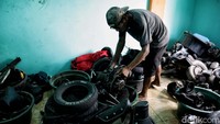 Vespa 2-tak ini sangat sarat dengan sederet nilai historis. Ketika di Restorasi tentunya akan sangat sedap dipandang mata, tampil lebih segar dengan warna baru yang indah dan mesin yang sehat terawat.