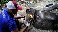 Satu pekerja spesialis mengerok cat dengan alat penyembur api hingga cat terbakar tak tersisa guna melakukan perbaikan bodi dengan mengelasan. Pengelupasan cat hingga bersih membutuhkan waktu hingga 8 jam. 