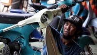 Jasa merestorasi skuter tak lekang oleh waktu karena banyaknya pelanggan yang ingin menghidupkan kenangan masa lalunya diiringi gaya hidup modern masa kini. 