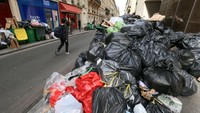 Tumpukan kantong sampah yang menumpuk di jalanan Paris, Prancis, Jumat (17/3/2023).