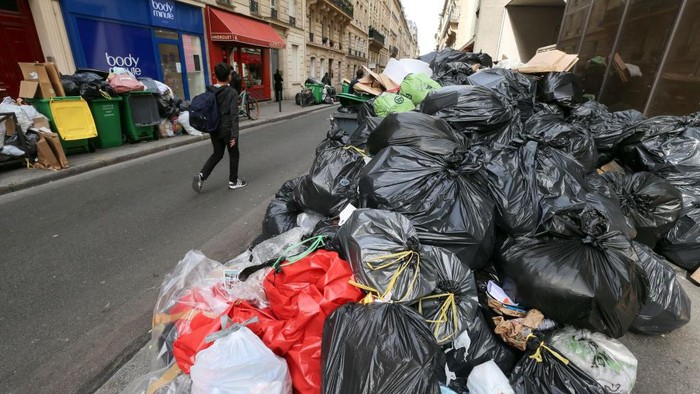 Pekerja kembali melakukan aksi mogok kerja. Akibatnya, sampah makin menumpuk dan terlihat di depan Menara Eiffel.