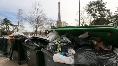 Waduh, Sampah Makin Numpuk Dekat Menara Eiffel Gegara Aksi Mogok Kerja