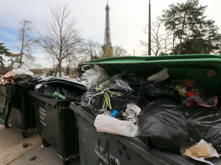 Waduh, Sampah Makin Numpuk Dekat Menara Eiffel Gegara Aksi Mogok Kerja