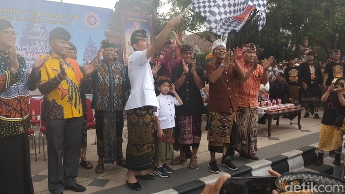 Wali Kota Solo Gibran Rakabuming Raka dan Jan Ethes ikut pawai ogoh-ogoh di Solo, Sabtu (18/3/2023)