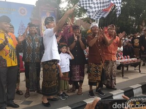 Potret Gemas Jan Ethes Pakai Udeng saat Ikut Pawai Ogoh-ogoh di Solo