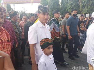 Pakai Udeng-Kamen Bali, Gibran dan Jan Ethes Ikut Pawai Ogoh-ogoh
