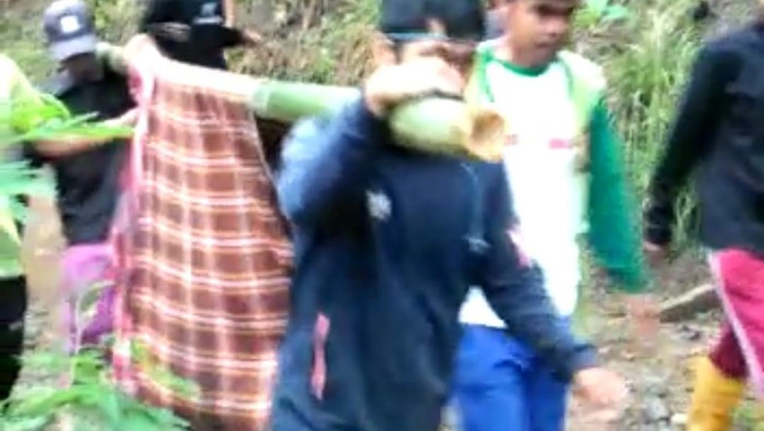 Warga di Pinrang menandu jenazah sejauh 3 km karena akses jalan yang tidak bisa dilewati mobil.