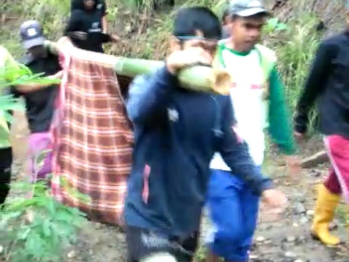 Warga di Pinrang menandu jenazah sejauh 3 km karena akses jalan yang tidak bisa dilewati mobil.