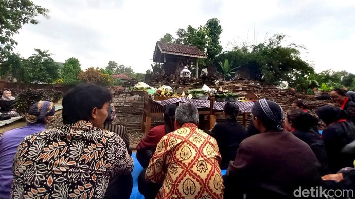Warga ziarah dan doa bersama di Candi Gayatri di Tulungagung