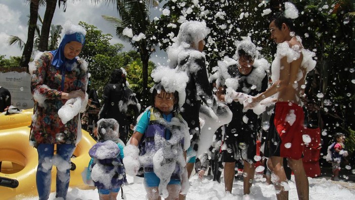 Pengunjung bermain air di wahana pesta busa Waterboom Jogja, Maguwoharjo, Sleman, DI Yogyakarta, Sabtu (18/3/2023). Wisata Waterboom Jogja menggelar tradisi padusan atau tradisi Jawa untuk menyucikan diri bagi pengunjung jelang bulan suci Ramadhan. ANTARA FOTO/Hendra Nurdiyansyah/nym.