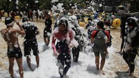Pengunjung bermain air di wahana pesta busa Waterboom Jogja, Maguwoharjo, Sleman, DI Yogyakarta, Sabtu (18/3/2023).