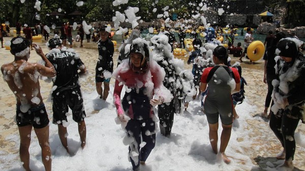 Pengunjung bermain air di wahana pesta busa Waterboom Jogja, Maguwoharjo, Sleman, DI Yogyakarta, Sabtu (18/3/2023).