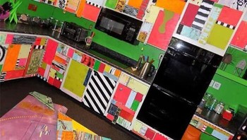 Dapurnya penuh dengan warna, tapi sayang perpaduannya sepertinya kurang oke ya. Foto: (Bored Panda).