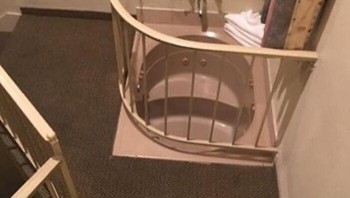 Mau tempat cuci tangan dengan gaya baru, mungkin menaruhnya di tangga seperti ini. Foto: (Bored Panda).