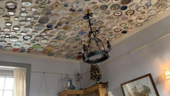 Kira-kira apa yang ada dipikiran pemilik rumah, untuk memasang berbagai macam jenis piring di atap rumah. Foto: (Bored Panda).