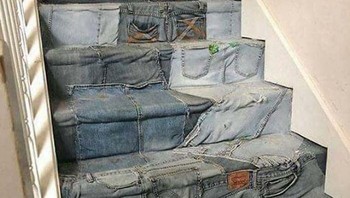 Kenapa harus melapisi anak tangganya dengan celana jeans? Sepertinya lebih bagus tanpa itu. Foto: (Bored Panda).
