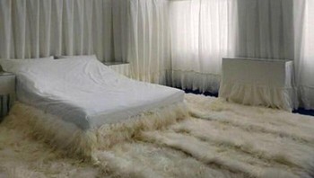Kamar tidurnya penuh dengan karpet berbulu. Kira-kira bawahnya ubin atau masih tanah ya? Foto: (Bored Panda).