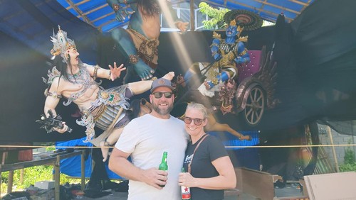 Amy dan Cright wisatawan Australia takjub melihat ogoh-ogoh di Seminyak Minggu (19/3/2023). (Triwidiyanti/detikBali)