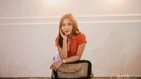 Kepada detikcom, Anggy Novia mengaku kerap diajak untuk ke luar negeri dan minta nomor rekening. 