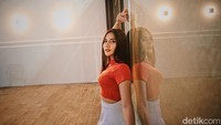 Di depan kamera, Anggy memamerkan beragam pose.