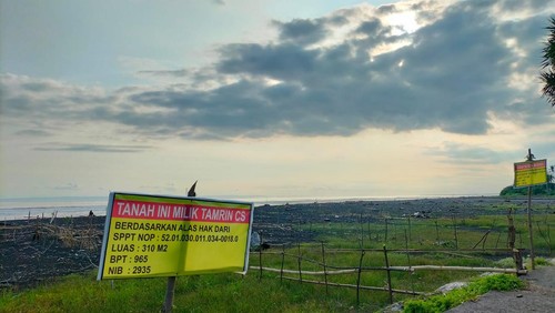 Angkringan Sumbul Sunset View di Desa Yehsumbul, Kecamatan Mendoyo, Kabupaten Jembrana yang dipasang pagar pembatas oleh sejumlah warga, Minggu (19/3/2023).
