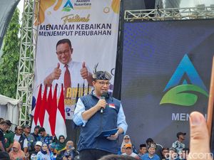 Peringati Hari Air, Anies Baswedan Lepas 5 Ribu Ikan di Kalimas Surabaya