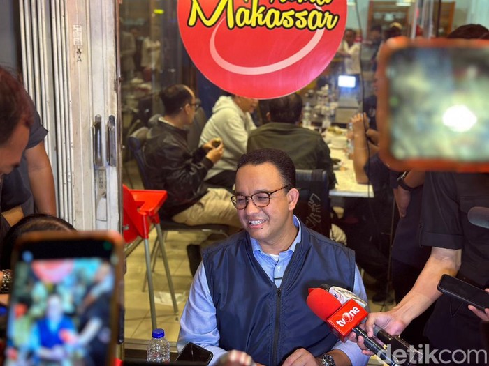 Anies mlaku-mlaku nang Tunjungan Surabaya