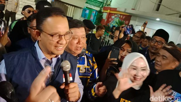Anies mlaku-mlaku nang Tunjungan Surabaya