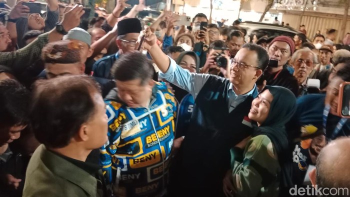 Anies mlaku-mlaku nang Tunjungan Surabaya