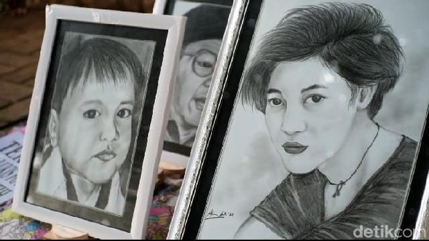 Atim Adi, buruh pabrik pelukis sketsa wajah di Alun-alun Kota Probolinggo.