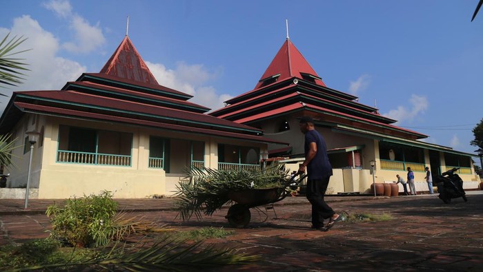 BERSIH-BERSIH MASJID KESULTANAN TERNATE JELANG RAMADHAN Petugas membersihkan lantai Masjid Kesultanan Ternate di Kota Ternate, Maluku Utara, Minggu (19/3/2023). Kegiatan bersih-bersih di masjid yang dibagun pada tahun 1606 di masa kekuasaan Sultan Saidi Barakati tersebut sebagai persiapan menyambut datangnya  bulan Ramadhan 1444 Hijriah  serta memberikan rasa nyaman bagi para jamaah saat melaksanakan ibadah di bulan suci Ramadhan. ANTARA FOTO/Andri Saputra/YU