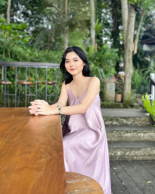 Pemilik nama asli Yansen Indiani itu mulai bergabung sebagai trainee JKT48 pada 15 Maret 2014. Setelah tiga tahun berkarier, dia dinyatakan lulus dan tak lagi melanjutkan aktivitasnya pada 2 Maret 2017. Foto: dok. Instagram @ceseniy