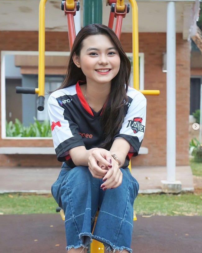 Kini sosok istri Marshel Widianto itu menjadi sorotan publik. Seperti diketahui Cesen adalah eks member JKT48 dari generasi ketiga. Foto: dok. Instagram @ceseniy