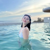 Tak sedikit netizen yang bertanya-tanya kapan Marshel dan Cesen menikah. Sebab keduanya baru membagikan foto pernikahan bersamaan dengan kabar kelahiran anak mereka. Foto: dok. Instagram @ceseniy