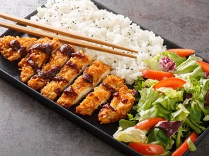 7 Cara Membuat Chicken Katsu Simpel dan Resep Sausnya yang Menggiurkan
