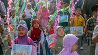 Dari kawasan Depok, Jawa Barat, sejumlah anak tampak antusias mengikuti pawai. Kegiatan tersebut bertujuan untuk menumbuhkan semangat berpuasa pada anak jelang Ramadhan. ANTARA FOTO/Yulius Satria Wijaya
