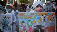 Kegiatan pawai yang diikuti siswa dari sejumlah sekolah, majelis taklim, dan pondok pesantren tersebut untuk menyambut datangnya bulan Ramadhan 1444 Hijriyah. ANTARA FOTO/Arif Firmansyah