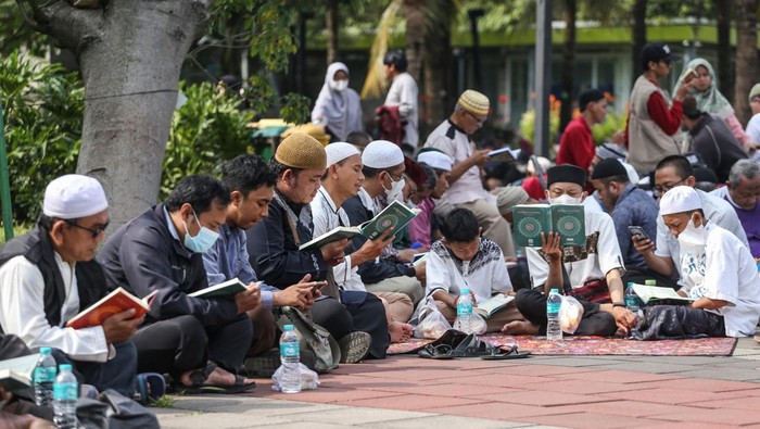 Umat Islam membaca Al Quran saat mengikuti Depok Mengaji di Alun-alun Kota Depok, Jawa Barat, Minggu (19/3/2023). Badan Wakaf Al Quran bersama Kajian Trotoar (Katro), Sarapan Berkah, dan Gema Amanah Indonesia menggelar Depok Mengaji dengan tema Sambut Ramadhan, Bumikan Al Quran dalam rangka menyambut bulan Ramadhan serta mengajak masyarakat untuk menguatkan kembali interaksi dengan kitab suci Al Quran. ANTARA FOTO/Asprilla Dwi Adha/tom.