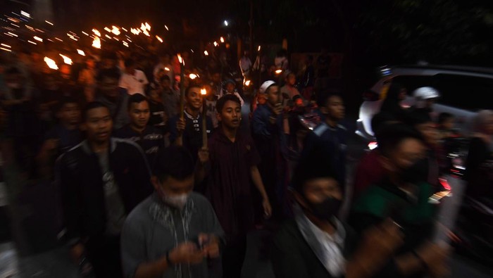 Umat Islam membaca Al Quran saat mengikuti Depok Mengaji di Alun-alun Kota Depok, Jawa Barat, Minggu (19/3/2023). Badan Wakaf Al Quran bersama Kajian Trotoar (Katro), Sarapan Berkah, dan Gema Amanah Indonesia menggelar Depok Mengaji dengan tema Sambut Ramadhan, Bumikan Al Quran dalam rangka menyambut bulan Ramadhan serta mengajak masyarakat untuk menguatkan kembali interaksi dengan kitab suci Al Quran. ANTARA FOTO/Asprilla Dwi Adha/tom.