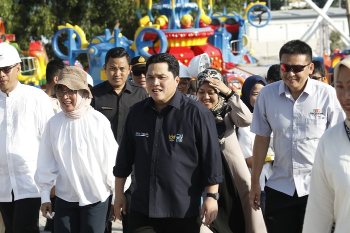 Menteri BUMN Erick Thohir mengecek progres pembangunan Krakatau Park yang berada dalam kawasan Bakauheni Harbour City (BHC) di Lampung Selatan, Sabtu (18/3) kemarin. Theme park tersebut ditargetkan bisa rampung saat lebaran Idul Fitri tahun ini.