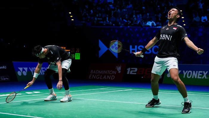 BIRMINGHAM, ENGLAND - MARCH 18: Fajar Alfian (R) and Muhammad Rian Ardianto of Indonesia celebrate the victory in the Mens Doubles semi finals match against He Jiting and Zhou Haodong of China on day five of the Yonex All England Badminton Championships at Utilita Arena Birmingham on March 18, 2023 in Birmingham, England. (Photo by Shi Tang/Getty Images)