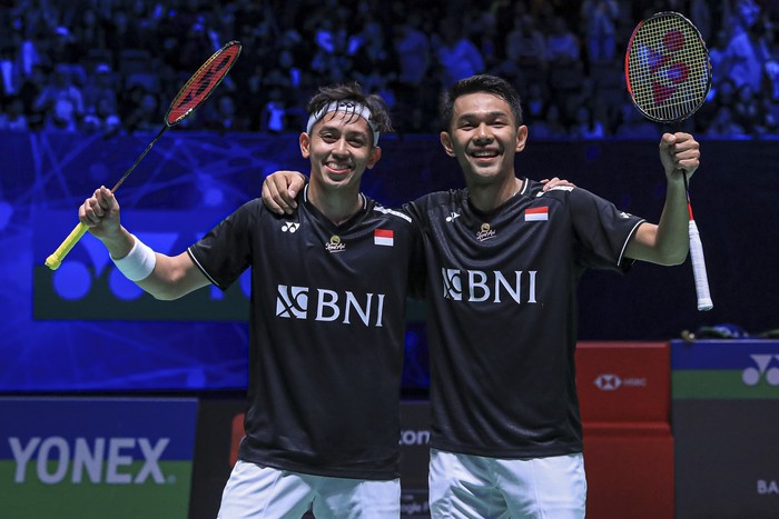 Pebulu tangkis ganda putra Indonesia Fajar Alfian (kanan) dan Muhammad Rian Ardian (kiri) berpose usai mengalahkan lawannya asal China He Ji Ting/Zhou Hao Dong dalam pertandingan semifinal All England 2023 di Utilita Arena Birmingham, Inggris, Minggu (19/3/2023). Ganda putra peringkat satu dunia tersebut melaju ke final usai mengalahkan He Ji Ting/Zhou Hao Dong dengan skor 21-19 dan 21-17. ANTARA FOTO/HO/Humas PBSI/mrh/tom.