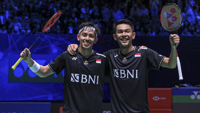 Pebulu tangkis ganda putra Indonesia Fajar Alfian (kanan) dan Muhammad Rian Ardian (kiri) berpose usai mengalahkan lawannya asal China He Ji Ting/Zhou Hao Dong dalam pertandingan semifinal All England 2023 di Utilita Arena Birmingham, Inggris, Minggu (19/3/2023). Ganda putra peringkat satu dunia tersebut melaju ke final usai mengalahkan He Ji Ting/Zhou Hao Dong dengan skor 21-19 dan 21-17. ANTARA FOTO/HO/Humas PBSI/mrh/tom.