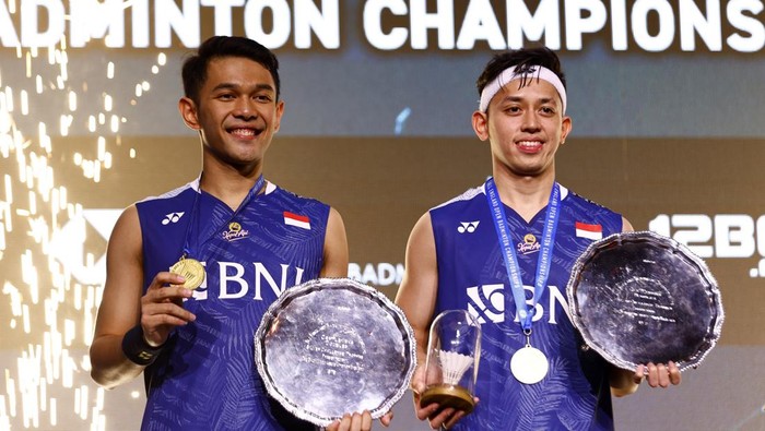 Badminton - All England Open Badminton Championships - Utilita Arena, Birmingham, Britain - March 19, 2023 Indonesias Fajar Alfian and Muhammad Rian Ardianto celebrate on the podium after winning the mens doubles final Action Images via Reuters/Andrew Boyers