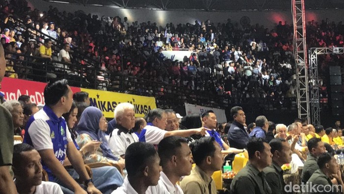 Chairman CT Corp Chairul Tanjung duduk di samping Presiden ke-6 Susilo Bambang Yudhoyonon saat langsung final Proliga 2023 bareng  di GOR Amongrogo, Jogja, Minggu (19/3/2023).